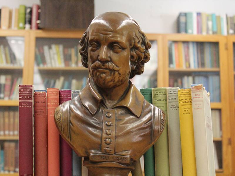 bust shakespeare in front of shelf of books